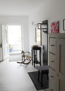 a dog standing on a treadmill in a room with a refrigerator at Tor zum Bodensee in Stockach