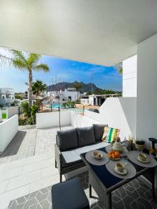 una sala de estar con un sofá y una mesa en Casa de Jazz, en El Verger