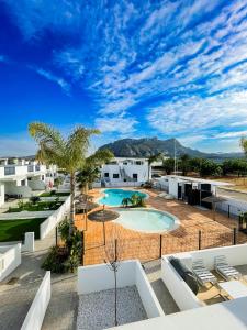 Una vista de la piscina desde el balcón de un resort. en Casa de Jazz, en El Verger