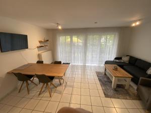 Televiisor ja/või meelelahutuskeskus majutusasutuses Wohnung Kranich 36