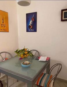 une table à manger avec une bouteille sur le mur dans l'établissement YONO apartment, à La Spezia