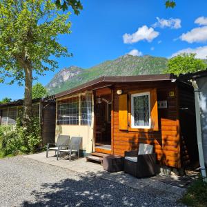 uma cabana com uma montanha ao fundo em Chalet Rent Porlezza em Porlezza