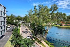 Elle offre une vue sur une rue de la ville et une rivière. dans l'établissement Cassia Residences by Laguna Phuket, à Bang Tao Beach