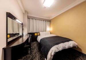 Кровать или кровати в номере APA Hotel Kanazawa Nishi