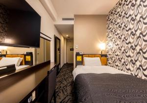Llit o llits en una habitació de APA Hotel Kanazawa-nishi