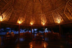 Restoran või mõni muu söögikoht majutusasutuses Hotel Playa Negra