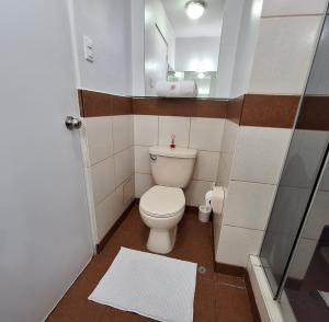 a small bathroom with a toilet and a mirror at Habitación baño Compartido La Paz in Lima