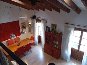 ein Esszimmer mit einem Holztisch und roten Stühlen in der Unterkunft Casa El Angel Loft Denia centro con parking in Denia