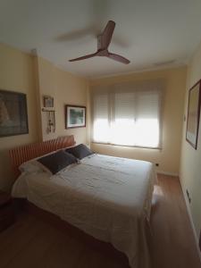 ein Schlafzimmer mit Bett und Deckenventilator in der Unterkunft Casa El Angel Loft Denia centro con parking in Denia