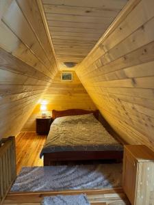 Un pat sau paturi într-o cameră la Vikendica sa bazenom MAGNUM