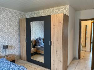 Postel nebo postele na pokoji v ubytování Ferienwohnung Maifeldblick Polch