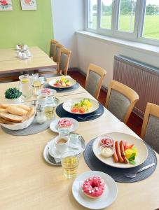 une longue table avec des assiettes de nourriture dans l'établissement Penzion Raketa Bowling, à Opava