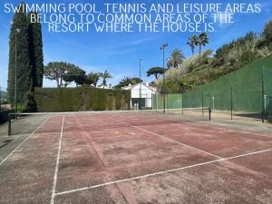 una imagen de una pista de tenis con las condiciones de tenis y las zonas de ocio de la piscina en BARCELONAVACANCES SV-001-PARAISO en Caldes d'Estrac