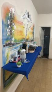 una mesa con un mantel azul y una pintura en Hotel Centro en Corumbá