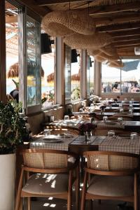 Townhouse في بودروم: غرفة طعام مع طاولات وكراسي في مطعم