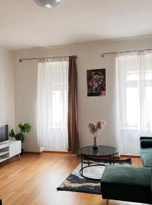 ウィーンにあるLuxus Apartmentのリビングルーム(ソファ、テーブル付)
