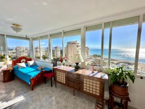 Habitación con cama, escritorio y ventanas. en Playamar Paradise Sea Views, en Torremolinos