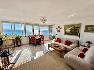 sala de estar con vistas al océano en Playamar Paradise Sea Views, en Torremolinos