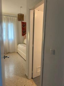 マイレナ・デル・アルハラフェにあるHabitación Cuki , baño privadoのベッドルーム(ベッド付)への開放ドア