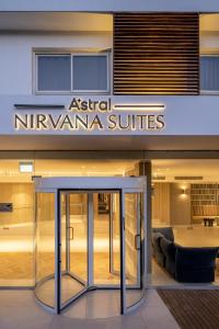 un bâtiment avec un panneau indiquant les suites australes niagara dans l'établissement Astral Nirvana Suites- Half Board, à Eilat