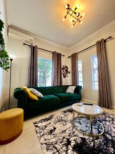 sala de estar con sofá verde y mesa en 435 on vale boutique aparthotel, en Johannesburgo