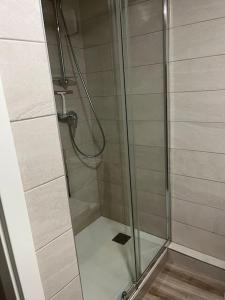 a shower with a glass door in a bathroom at Chez Mat - 4 pers - Proche Obernai in Bernardswiller