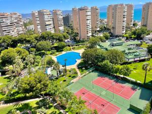 - Vistas aéreas a un parque con pistas de tenis en Playamar Paradise Sea Views, en Torremolinos