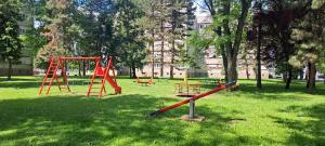 ein Park mit Spielgeräten im Gras in der Unterkunft Apartman Moonlite in Čakovec