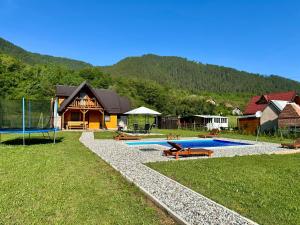un cortile con piscina e una casa di Vikendica sa bazenom MAGNUM a Višegrad
