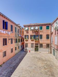 un callejón vacío en un edificio antiguo en Ca' Derai, en Venecia