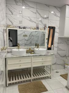 a bathroom with two sinks and a large mirror at Pinto’s in Praia +14 photos