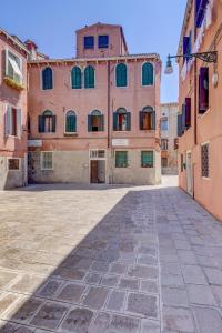 uma rua vazia em frente a um grande edifício em Ca' Derai em Veneza