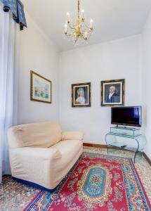 a living room with a couch and a tv at Ca' Derai in Venice