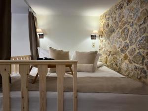 een hotelkamer met een bed en een tafel bij stonehousekefalos in Kefalos