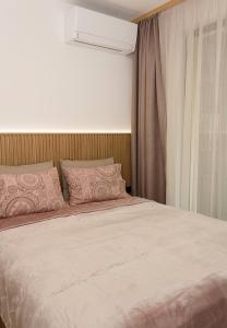 Un pat sau paturi într-o cameră la Flat In Azur Premium in St Constantine and Helena by Flat Mаnаger +17 fotografii