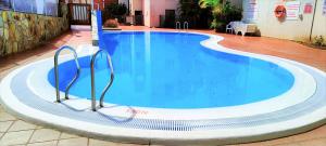 - une grande piscine d'eau bleue dans un bâtiment dans l'établissement Casa Nature, à Playa de Santiago