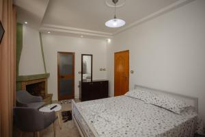 Ένα ή περισσότερα κρεβάτια σε δωμάτιο στο Hotel Shkodra Lake