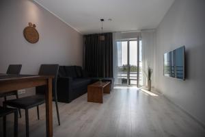 TV a/nebo společenská místnost v ubytování Ö Seaside Suites & SPA
