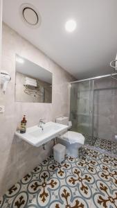 bagno con lavandino, doccia e servizi igienici di Otel Urla a Urla