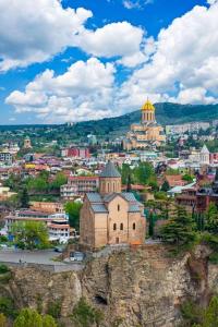 Blick auf eine Stadt mit einem Schloss auf einem Hügel in der Unterkunft medea in Tbilisi City