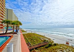 desde el balcón de un complejo con vistas a la playa en Sunrise Beach by Panhandle Getaways, en Panama City Beach