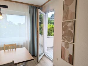 a room with a table and a door to a balcony at Monteur Atelier in Marl