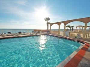 una piscina con el océano en el fondo en Sunrise Beach by Panhandle Getaways, en Panama City Beach