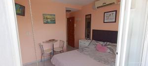 Ένα ή περισσότερα κρεβάτια σε δωμάτιο στο Estudio junto al Mar +22 φωτογραφίες