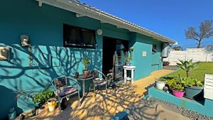 une maison bleue avec des plantes sur son côté dans l'établissement At The Sea Ballito, à Ballito