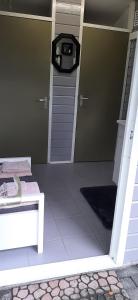 uma porta para um quarto com um banco e escadas em Kamer 22 Bed & Breakfast em Poppel