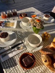 Chalais的住宿－Les Mazots du Victoria，一张桌子,上面放着食物和甜点
