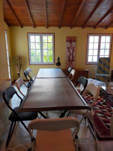 a conference room with a large table and chairs at Villa 168m2 Piscine Parc Arboré pour groupe Famille Amis jusqu'à 10 personnes in Courcoury
