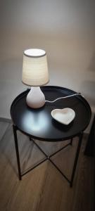una mesa con una lámpara y un ratón en ella en Suite Arianna, en Cannobio