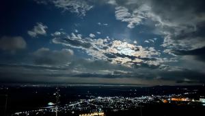 - une vue sur la ville la nuit dans l'établissement Guest House Maria, à Sighnaghi